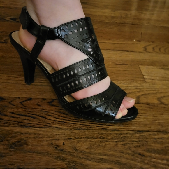 Black Ladies strappy sandal. Flattering and comfy - Picture 6 of 6